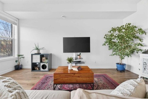 9-43 Springborough Boulevard Sw, Calgary, AB - Indoor Photo Showing Living Room