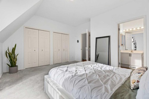 9-43 Springborough Boulevard Sw, Calgary, AB - Indoor Photo Showing Bedroom