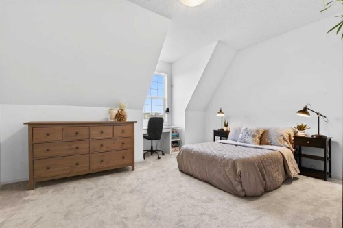 9-43 Springborough Boulevard Sw, Calgary, AB - Indoor Photo Showing Bedroom