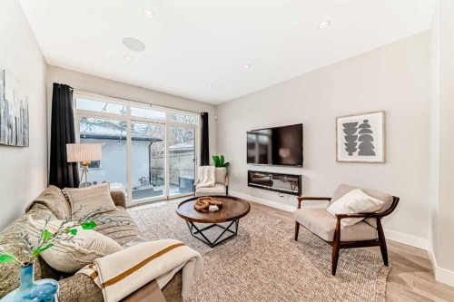 2614 21 Street Sw, Calgary, AB - Indoor Photo Showing Living Room