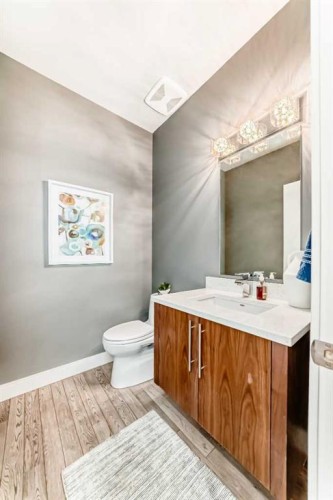 2614 21 Street Sw, Calgary, AB - Indoor Photo Showing Bathroom