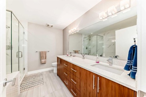 2614 21 Street Sw, Calgary, AB - Indoor Photo Showing Bathroom
