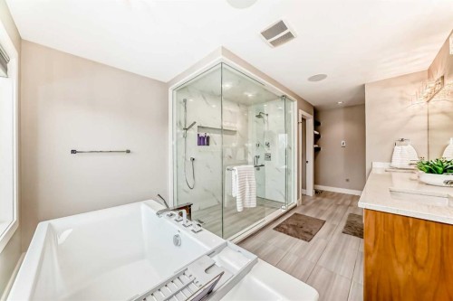 2614 21 Street Sw, Calgary, AB - Indoor Photo Showing Bathroom