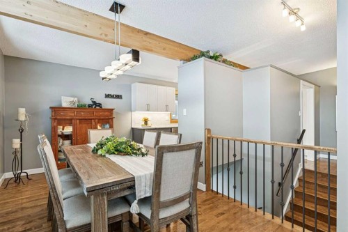 8 Vardana Place Nw, Calgary, AB - Indoor Photo Showing Dining Room