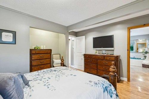 8 Vardana Place Nw, Calgary, AB - Indoor Photo Showing Bedroom