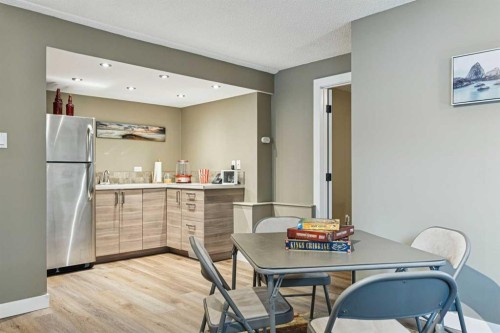 8 Vardana Place Nw, Calgary, AB - Indoor Photo Showing Dining Room