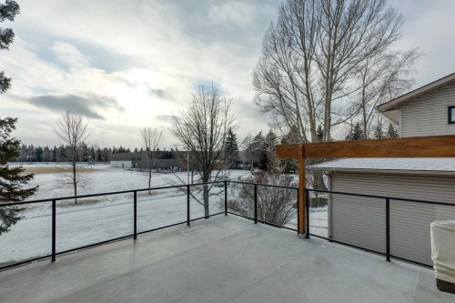 8 Vardana Place Nw, Calgary, AB - Outdoor