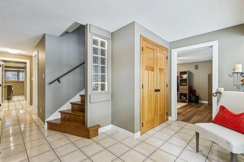 8 Vardana Place Nw, Calgary, AB - Indoor Photo Showing Other Room