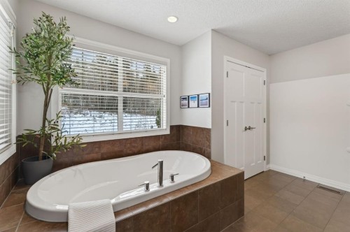105 Riviera Crescent, Cochrane, AB - Indoor Photo Showing Bathroom