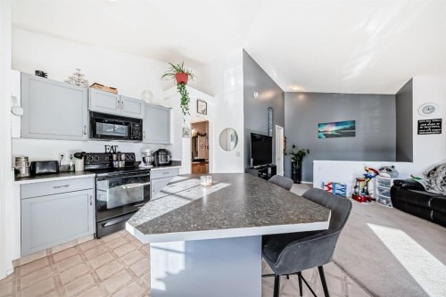 205-27 Everridge Square Sw, Calgary, AB - Indoor Photo Showing Kitchen