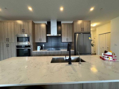 1207-55 Lucas Nw, Calgary, AB - Indoor Photo Showing Kitchen With Double Sink With Upgraded Kitchen