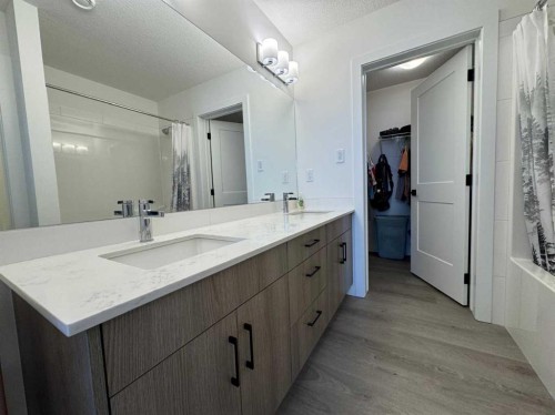 1207-55 Lucas Nw, Calgary, AB - Indoor Photo Showing Bathroom