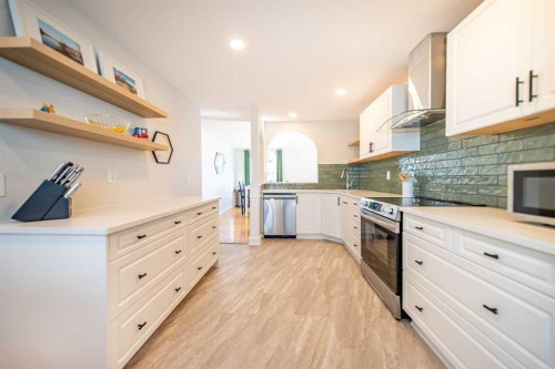 4 Cedargrove Road Sw, Calgary, AB - Indoor Photo Showing Kitchen With Upgraded Kitchen