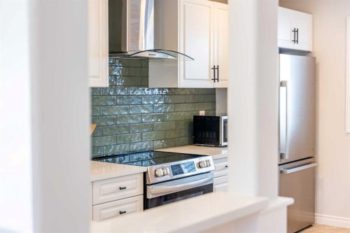 4 Cedargrove Road Sw, Calgary, AB - Indoor Photo Showing Kitchen