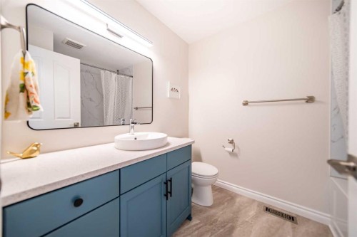 4 Cedargrove Road Sw, Calgary, AB - Indoor Photo Showing Bathroom
