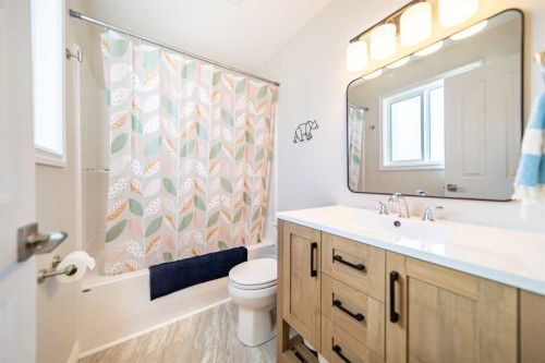 4 Cedargrove Road Sw, Calgary, AB - Indoor Photo Showing Bathroom