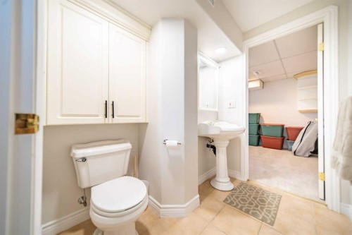 4 Cedargrove Road Sw, Calgary, AB - Indoor Photo Showing Bathroom
