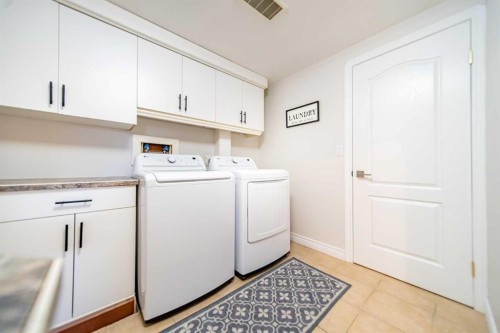 4 Cedargrove Road Sw, Calgary, AB - Indoor Photo Showing Laundry Room
