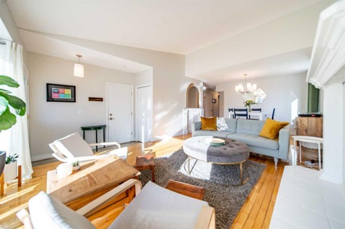 4 Cedargrove Road Sw, Calgary, AB - Indoor Photo Showing Living Room