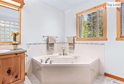 18 Juniper Ridge, Canmore, AB - Indoor Photo Showing Bathroom