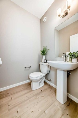 58 Walgrove Bay Se, Calgary, AB - Indoor Photo Showing Bathroom