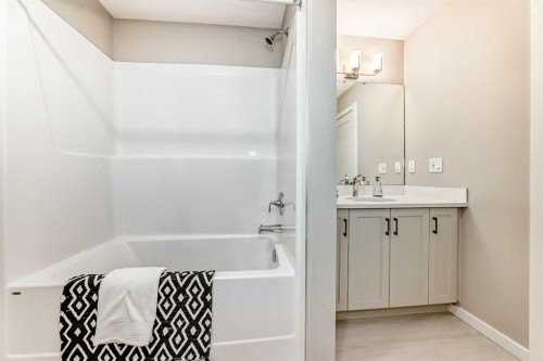 58 Walgrove Bay Se, Calgary, AB - Indoor Photo Showing Bathroom