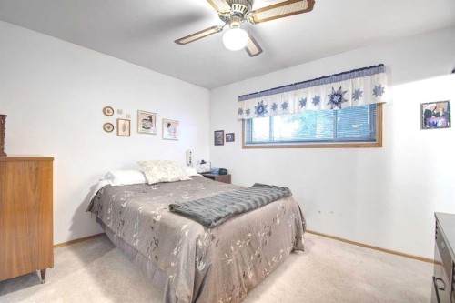 487 Arlington Drive Se, Calgary, AB - Indoor Photo Showing Bedroom
