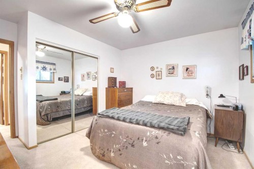 487 Arlington Drive Se, Calgary, AB - Indoor Photo Showing Bedroom
