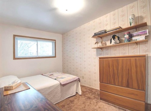487 Arlington Drive Se, Calgary, AB - Indoor Photo Showing Bedroom