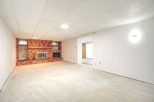 487 Arlington Drive Se, Calgary, AB - Indoor Photo Showing Other Room