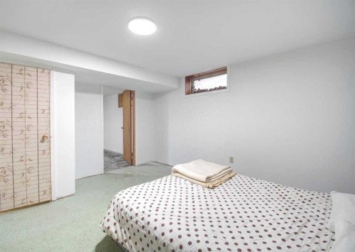 487 Arlington Drive Se, Calgary, AB - Indoor Photo Showing Bedroom