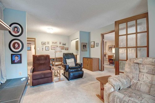 487 Arlington Drive Se, Calgary, AB - Indoor Photo Showing Living Room