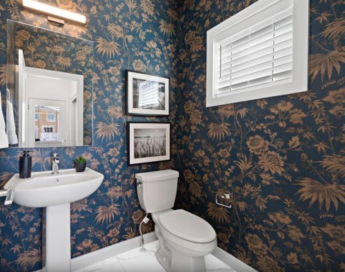 552 Lewisburg Place Ne, Calgary, AB - Indoor Photo Showing Bathroom