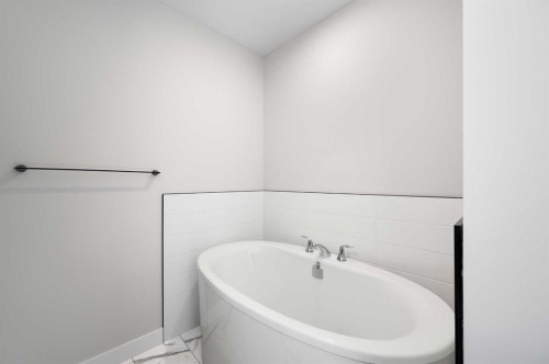 26 Walgrove Bay Se, Calgary, AB - Indoor Photo Showing Bathroom