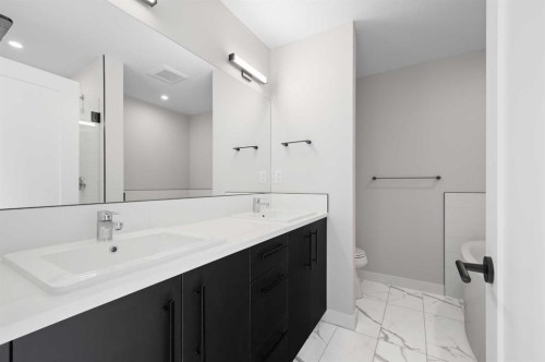 26 Walgrove Bay Se, Calgary, AB - Indoor Photo Showing Bathroom