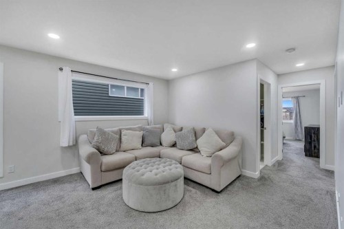 15 Midgrove Drive Sw, Airdrie, AB - Indoor Photo Showing Living Room