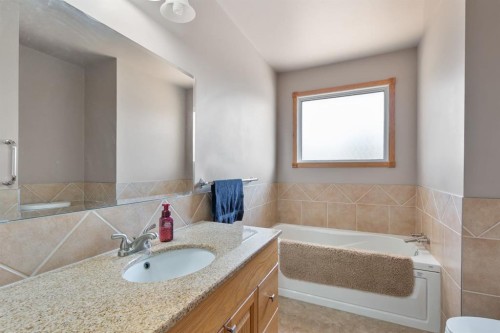 21 Pearson Place, Carstairs, AB - Indoor Photo Showing Bathroom