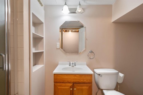 21 Pearson Place, Carstairs, AB - Indoor Photo Showing Bathroom