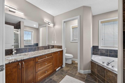 91 Kinlea Link Nw, Calgary, AB - Indoor Photo Showing Bathroom