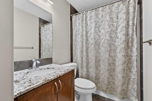 91 Kinlea Link Nw, Calgary, AB - Indoor Photo Showing Bathroom