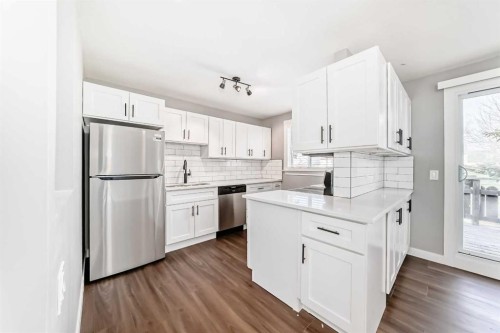 3613 28A Avenue Se, Calgary, AB - Indoor Photo Showing Kitchen