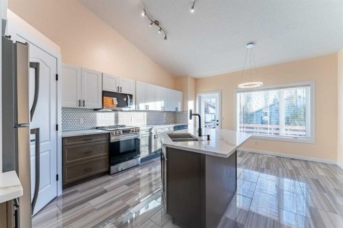 224 Highland Circle, Strathmore, AB - Indoor Photo Showing Kitchen With Double Sink With Upgraded Kitchen