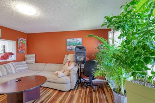 20 Falton Way Ne, Calgary, AB - Indoor Photo Showing Living Room