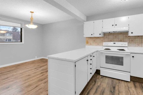 1418 Ranchlands Road Nw, Calgary, AB - Indoor Photo Showing Kitchen
