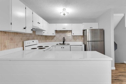 1418 Ranchlands Road Nw, Calgary, AB - Indoor Photo Showing Kitchen