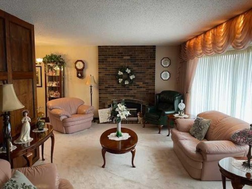 6311 Pineridge Road Ne, Calgary, AB - Indoor Photo Showing Living Room