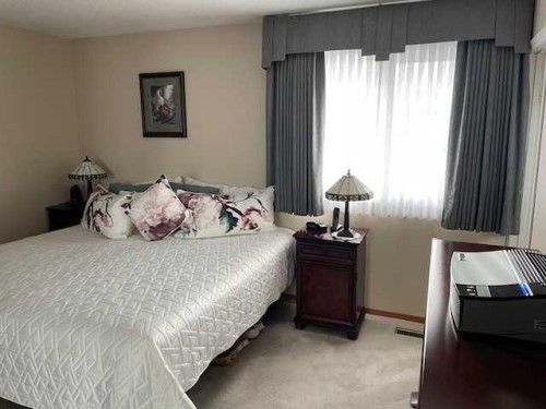 6311 Pineridge Road Ne, Calgary, AB - Indoor Photo Showing Bedroom