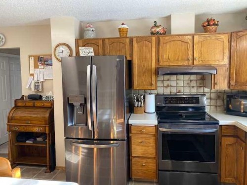 6311 Pineridge Road Ne, Calgary, AB - Indoor Photo Showing Kitchen