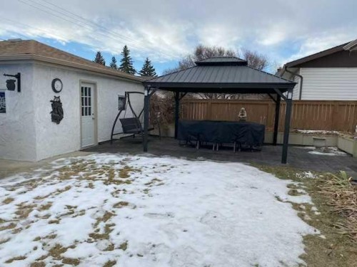 6311 Pineridge Road Ne, Calgary, AB - Outdoor