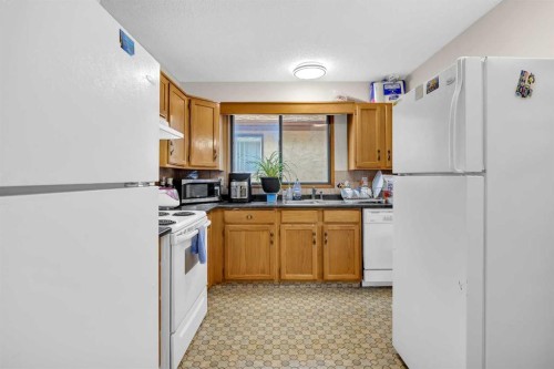 49 Beacham Way Nw, Calgary, AB - Indoor Photo Showing Kitchen